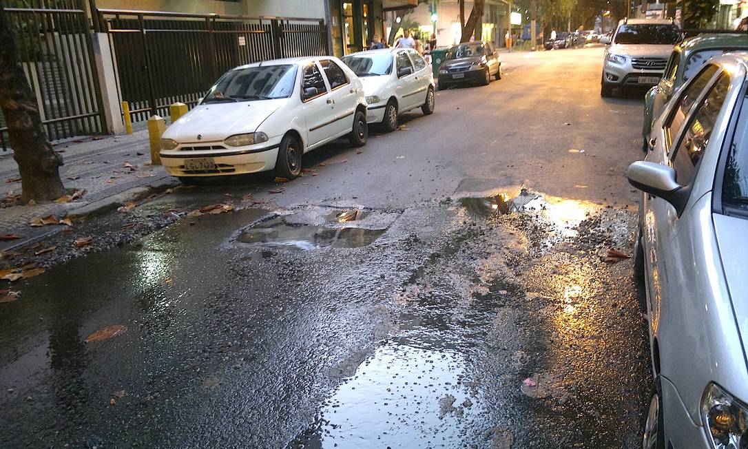 
Vazamento persiste há mais de um mês na Rua General Artigas, no Leblon
Foto: Foto do leitor Andre Pellenz / Eu-Repórter