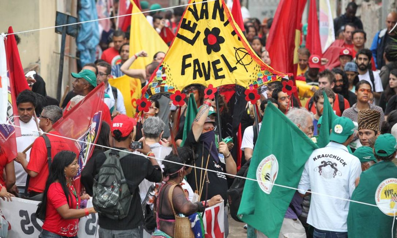 O protesto contou com a participação de diversas ONGs, e chegou ter cerca de dois mil integrantes Foto: Agência O Globo / Jorge William