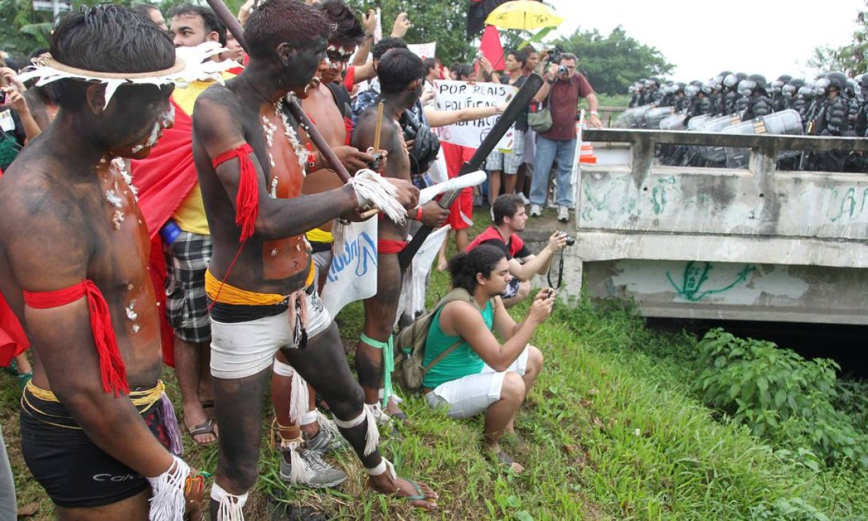 Indígenas também participaram do protesto, realizado a cerca de 500 metros do Riocentro Foto: Agência O Globo / Jorge William