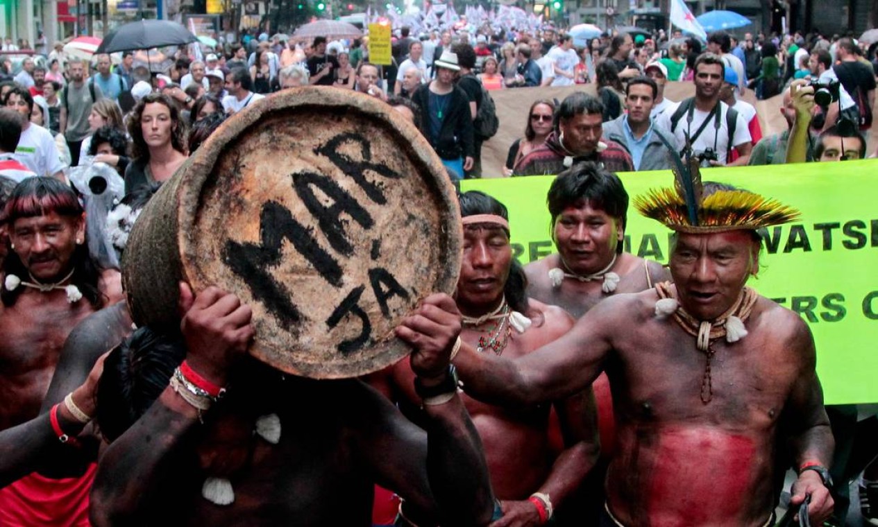 Indígenas carregaram uma tora de madeira com a inscrição “Mar Já” Foto: Agência O Globo / Pedro Kirilos