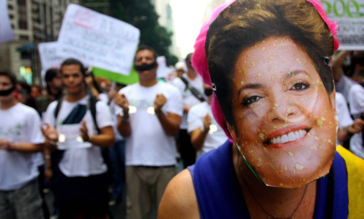 A manifestação fechou as avenidas Presidente Vargas e Rio Branco Foto: Agência O Globo / Rafael Moraes