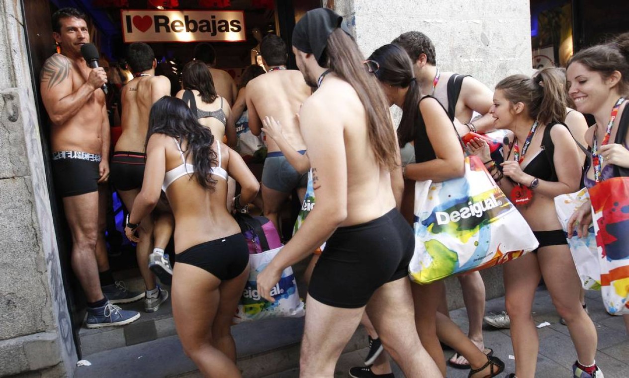 As primeiras cem pessoas que foram até a loja “Desigual” usando apenas roupas íntimas saíram vestidas Foto: ANDREA COMAS / REUTERS