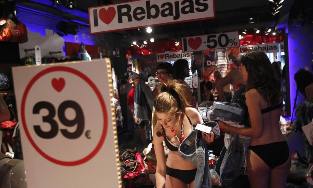 Mulheres aproveitaram a promoção da marca para renovar o guarda-roupa Foto: ANDREA COMAS / REUTERS