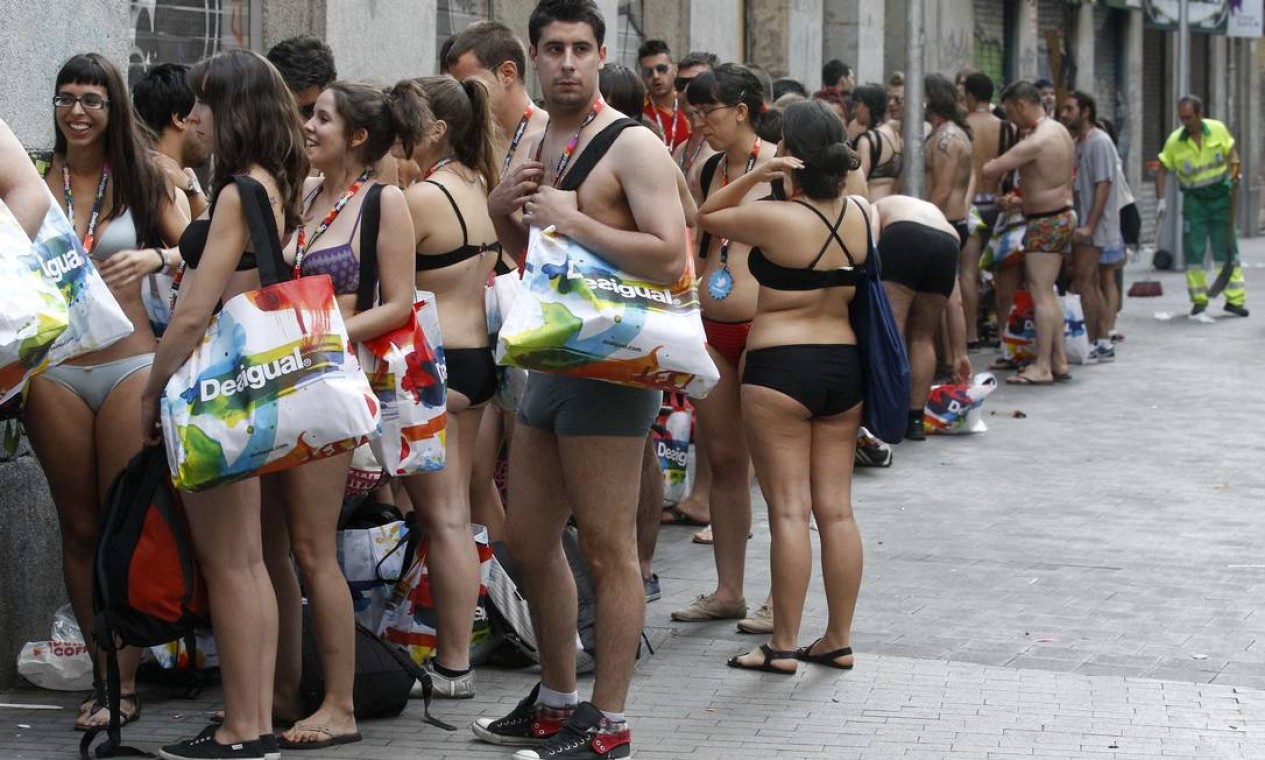Dezenas de pessoas formaram fila para entrar na loja na capital espanhola Foto: ANDREA COMAS / REUTERS