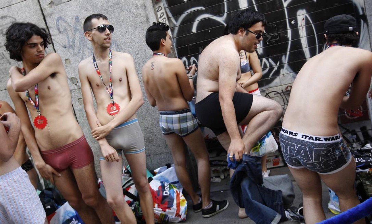Homens também aproveitaram a promoção da marca Foto: ANDREA COMAS / REUTERS