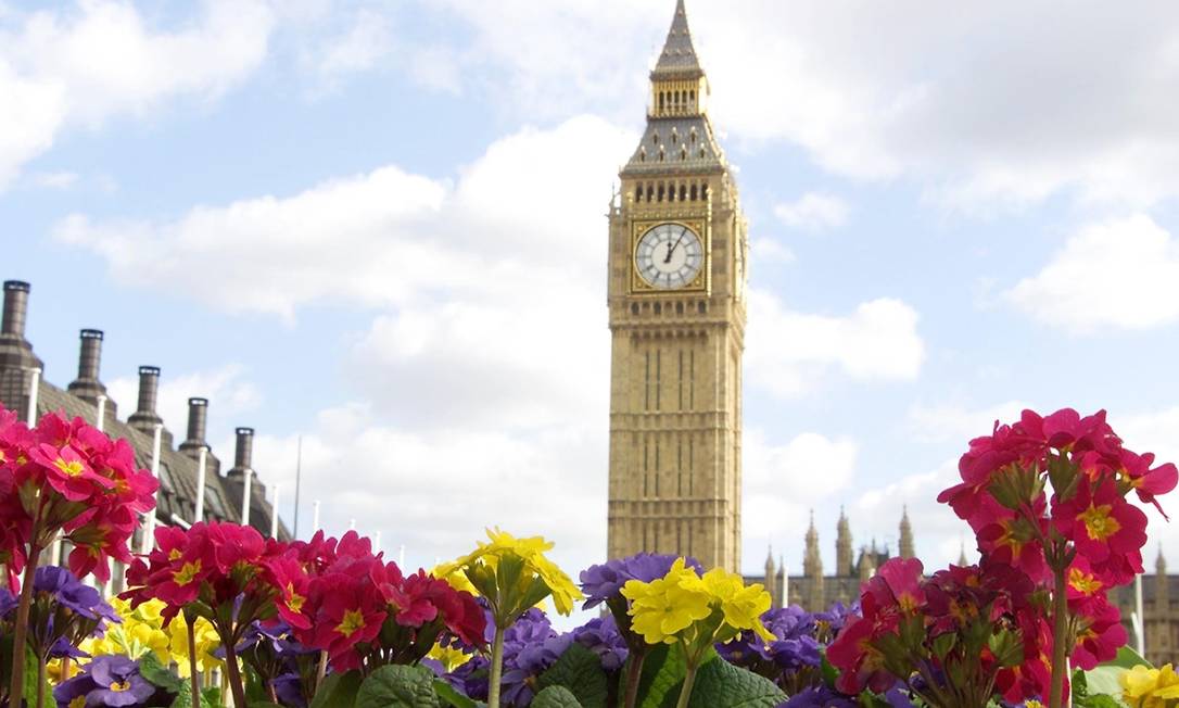 Big Ben - Elizabeth Tower Em Londres. Torre De Relógio De 90