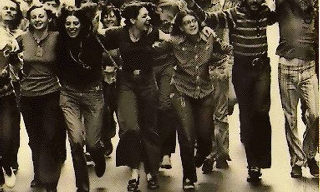 Na madrugada de 28 de junho de 1969, um grupo de homossexuais se revolta contra uma blitz da polícia no bar Stonewall, em Nova York, e cria o protesto que ainda hoje é tido como o grande marco do movimento Foto: Arquivo/Agência O Globo