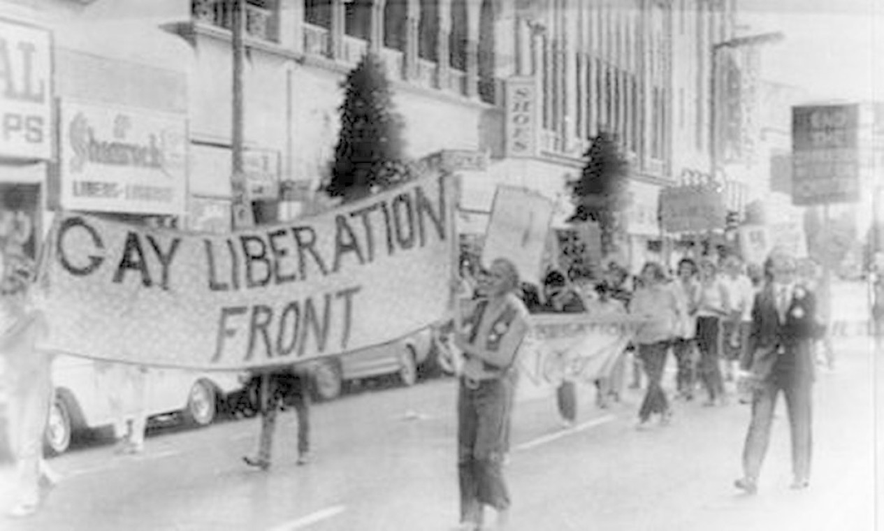 No ano seguinte, em 1970, milhares de pessoas marcharam em São Francisco, Los Angeles e Nova York para celebrar o primeiro aniversário de Stonewall, no que foi considerada a primeira parada gay da História Foto: Arquivo/Agência O Globo