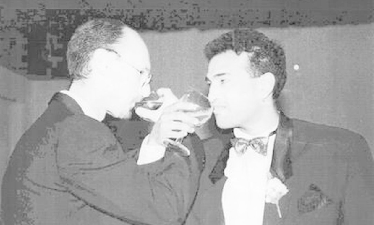 Primeiro casal gay inter-racial a selar união na África do Sul, em 1995: casamento gay só seria legalizado pela primeira vez em 2001, na Holanda Foto: Arquivo/Agência O Globo