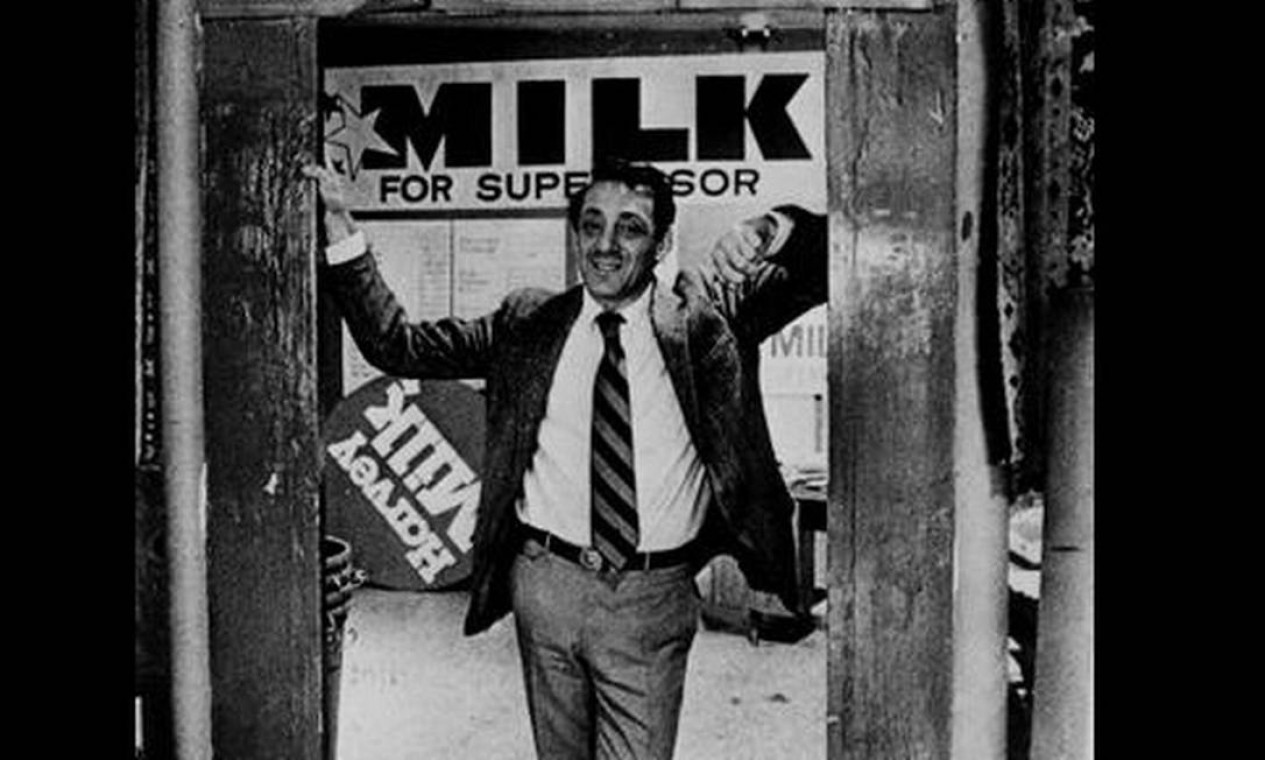 Em novembro de 1997, a cidade de São Francisco elegeu o primeiro político abertamente gay. Harvey Milk entrou para uma junta legislativa local. Morreu assassinado por um político conservador um ano depois. Sua história chegaria ao cinema, na pele de Sean Penn Foto: Divulgação