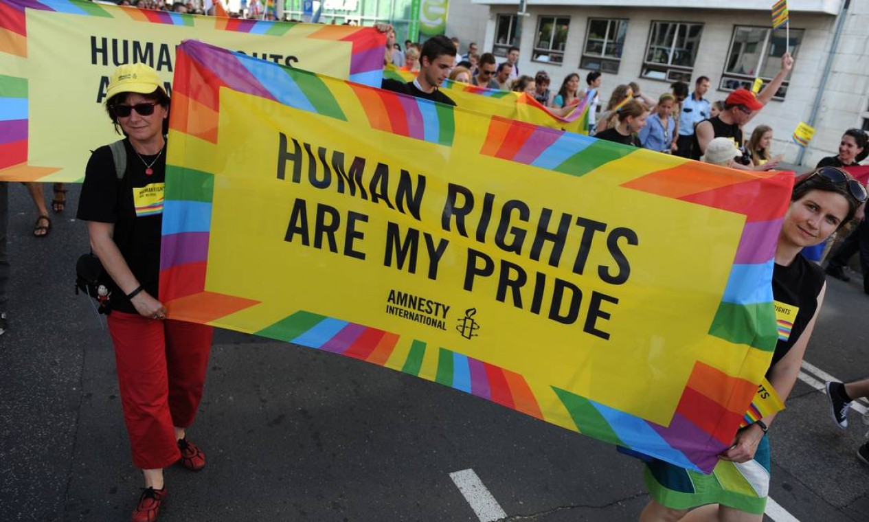 Em Bratislava, homens carregam cartaz pelos direitos humanos: atualmente paradas gays mobilizam milhões de pessoas nos cinco continentes. A de São Paulo é considerada a maior do mundo Foto: AFP