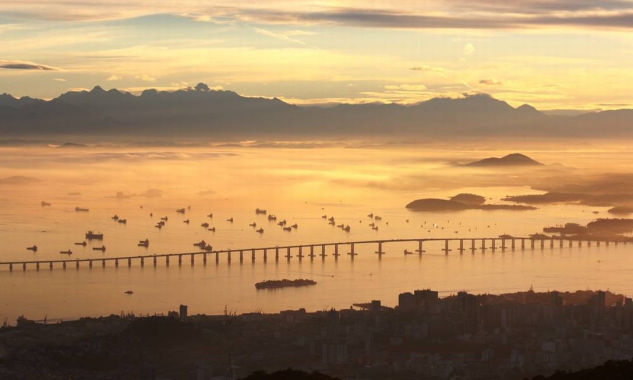 Dourado ganha força sobre a Ponte Rio-Niterói. Foto: Foto do leitor Marcos Estrella / Eu-Repórter