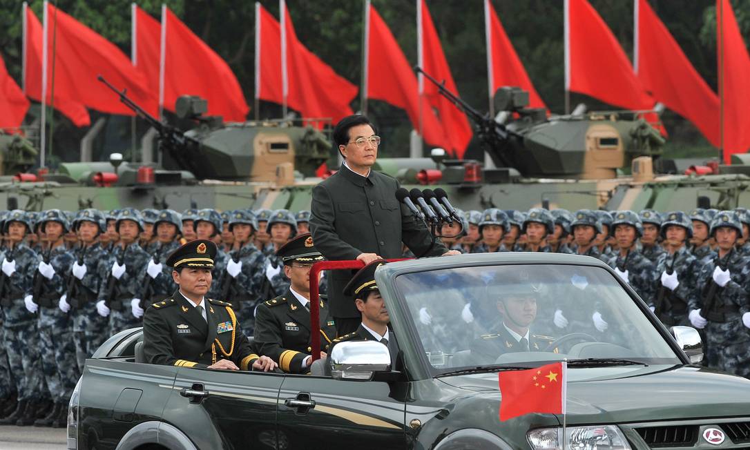 
Presidente chinês, Hu Jintao, inspeciona uma parada militar em Hong Kong nesta sexta-feira.
Foto: AFP