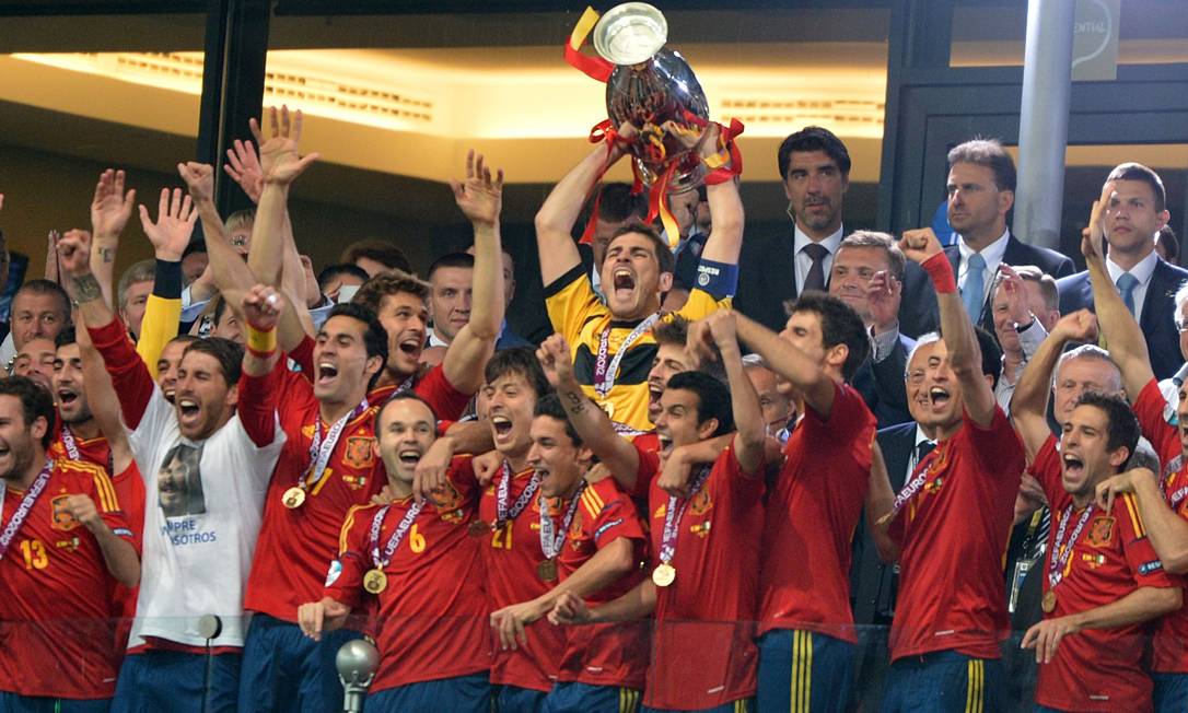O goleiro Casillas ergue o troféu do título da Espanha Foto: Gabriel Bouys / AFP