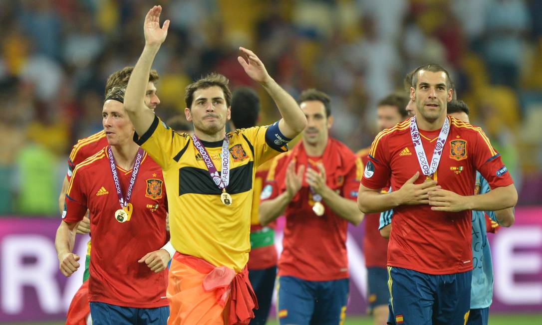 
Os jogadores da Espanha comemoram o terceiro título europeu da Fúria
Foto: Gabriel Bouys / AFP