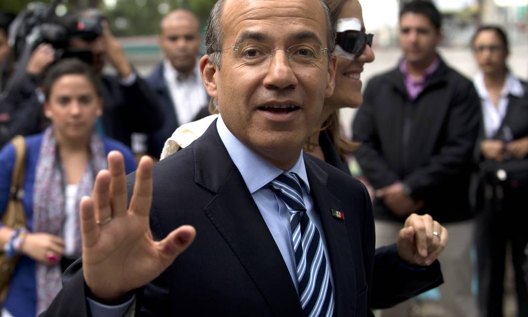 Felipe Calderón acena após deixar sua zona eleitoral Foto: YURI CORTEZ / AFP