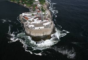 A fortaleza de Santa Cruz, em Niterói, compõe a paisagem da Baía de Guanabara, um dos locais citados pela Unesco ao Rio o título de Patrimônio Mundial Foto: Custódio Coimbra / O Globo