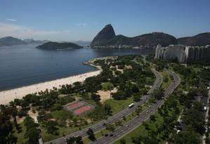 O Aterro do Flamengo, com o Pão de Açúcar ao fundo Foto: Eduardo Naddar - 01/02/2012 / O Globo
