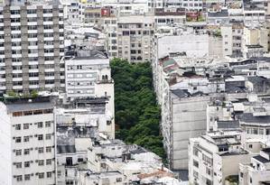 
Prédios de Copacabana com os terraços lotados de equipamentos: prefeitura quer impedir por lei interferência na paisagem da cidade
Foto: Pablo Jacob/30-12-2009 / O Globo