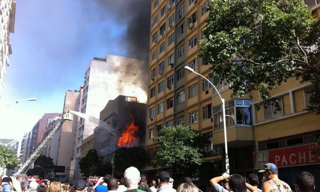 Incêndio atinge lojas na Avenida Nossa Senhora de Copacabana - Jornal O