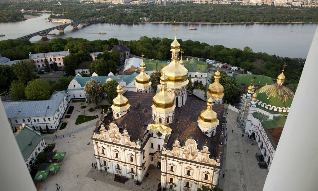 A Catedral de Dormition, à beira do Rio Dniper, em Kiev, é do século XI, mas teve de ser reconstruída após a Segunda Guerra.Foto:The New York Times/Joseph Sywenkyj