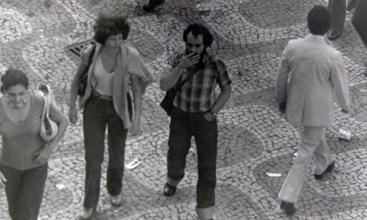 O ator Osmar Prado (ao centro), durante uma manifestação em defesa da Anistia Ampla, Geral e Irrestrita no centro do Rio de janeiro, em agosto de 1979, O rosto do ator foi marcado com um círculo azul por agentes do regime militar Foto: Foto: Reprodução