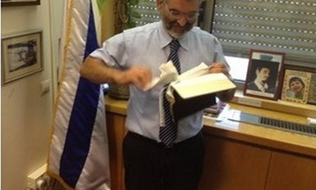 
Membro do parlamento israelense rasga bíblia enviada de presente
Foto: Reprodução/NRG