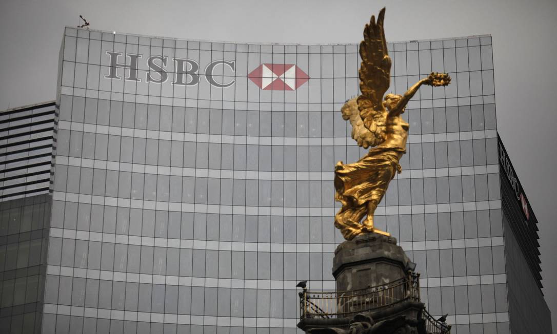 
Fachada do HSBC do México, com monumento em frente: banco fechará contas em dólar da filial
Foto: TOMAS BRAVO / REUTERS