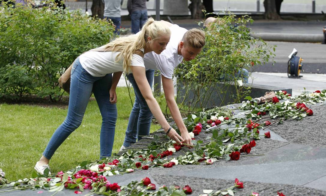 
Em Oslo, jovens depositam flores em homenagem às 77 vítimas do massacre perpetrado por Anders Breivik há um ano na Noruega
Foto: Reuters / Tor Erik Schroeder