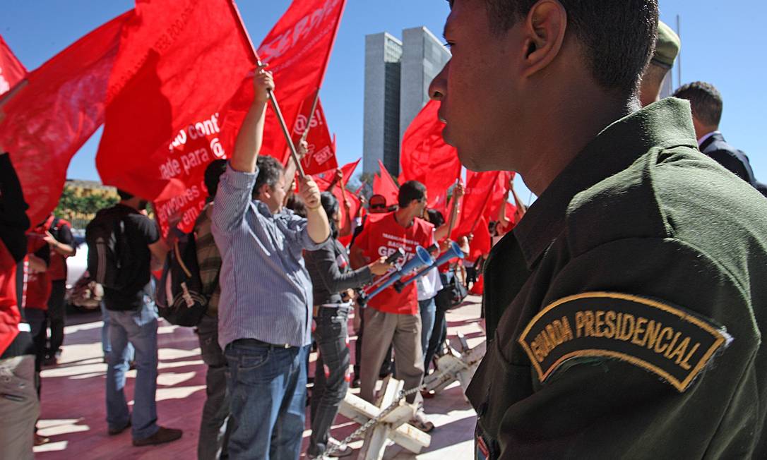 
Servidores protestam em frente ao Palácio do Planalto enquanto presidente se preparava para ir a Londres
Foto: O Globo / André Coelho