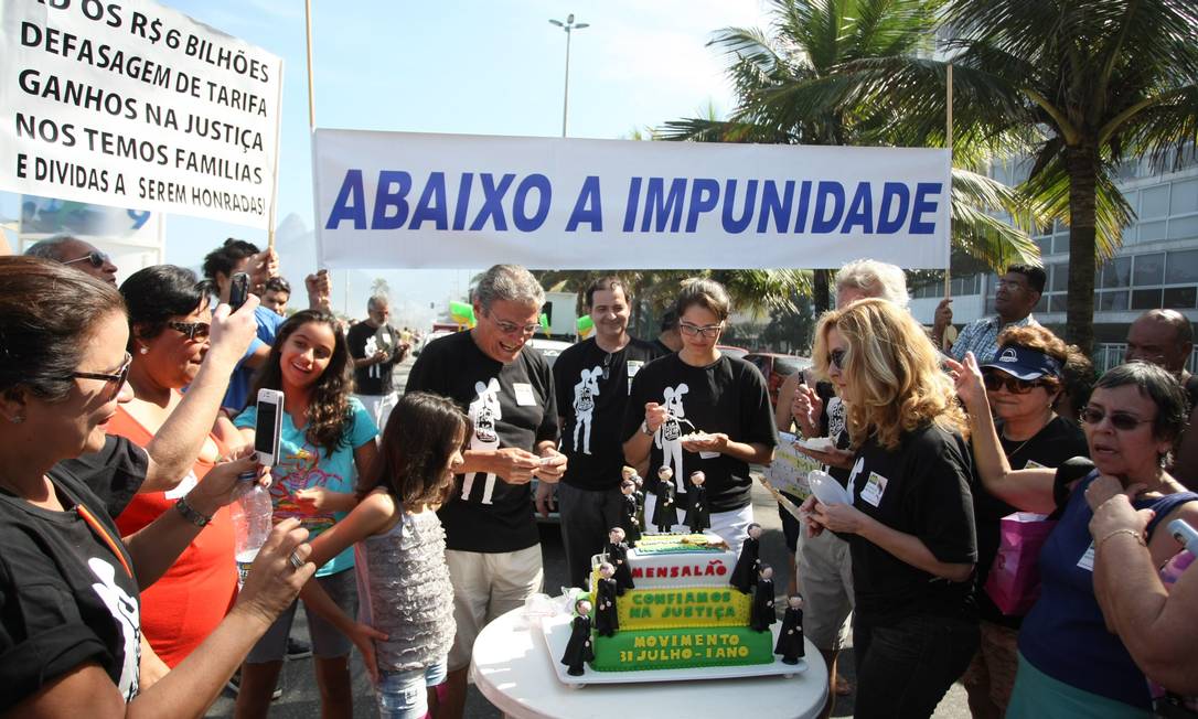 
Manifestação na orla de Ipanema contra a impunidade no julgamento do mensalão
Foto: Eduardo Naddar / Agência O Globo