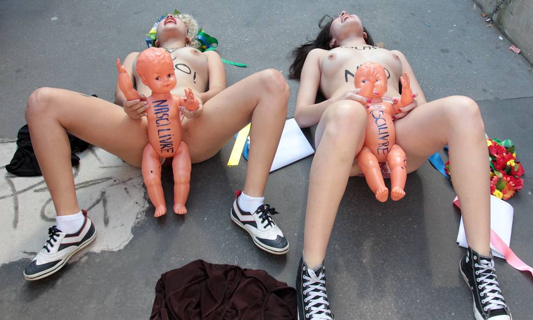 
Sara Winter e Bruna Temes, do grupo FEMEN, na manifestação em frente ao MASP
Foto: O Globo / Eliária Andrade