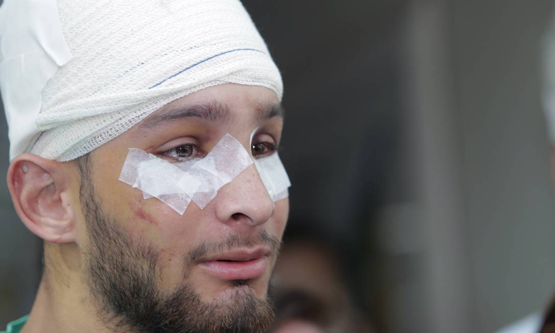 
Vítor Suarez Cunha, de 21 anos, ao sair do hospital em fevereiro
Foto: Arquivo / Marcelo Theobald / Agência O Globo