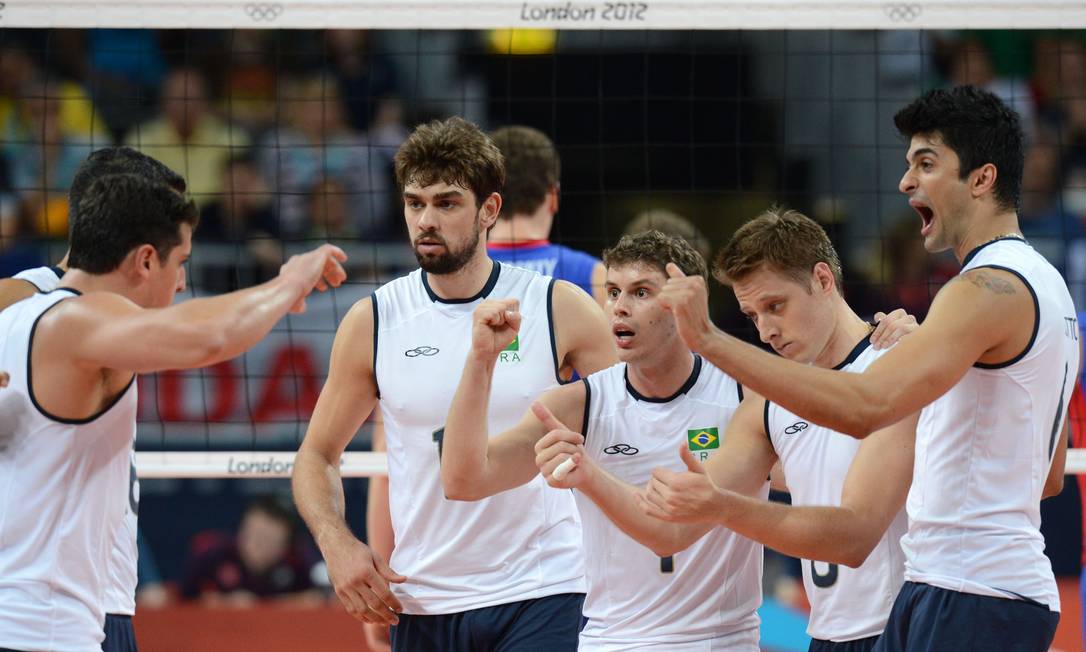 
Jogadores do Brasil comemoram um ponto na vitória sobre a Rússia
Foto: KIRILL KUDRYAVTSEV / AFP