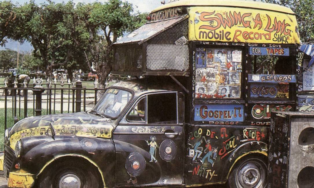 
Um típico sound system jamaicano dos anos 60: música nas ruas
Foto: Divulgação