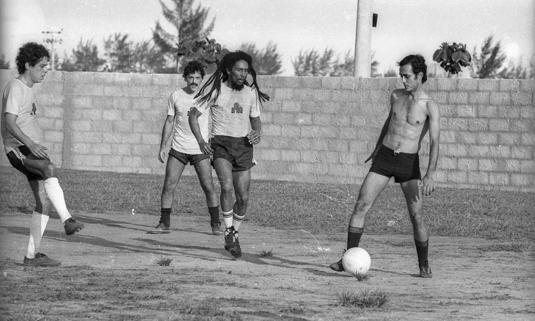 Em ação, Marley tenta se encontrar com a bola, cercado por Chico Buarque e Toquinho (ao fundo). Quem acompanhou o jogo, garantiu que o astro jamaicano era um jogador apenas esforçado. Foto: Luiz Pinto / Agência O Globo
