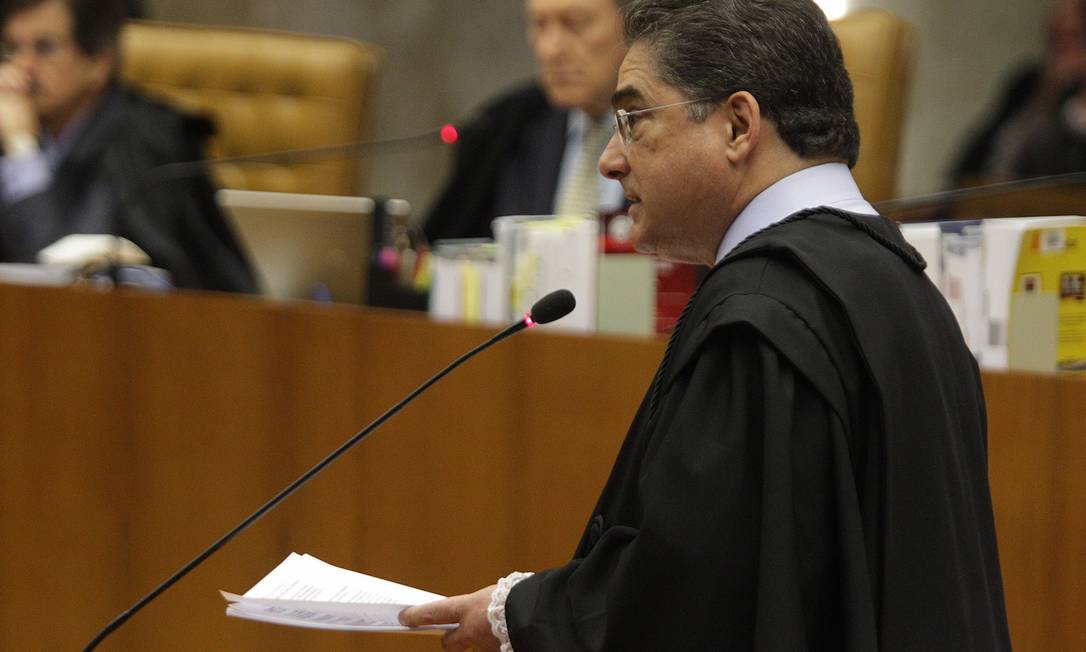 Marcelo Leonardo, advogado de Marcos Valério, durante o primeiro dia de atuação dos advogados de defesa Foto: André Coelho / O Globo