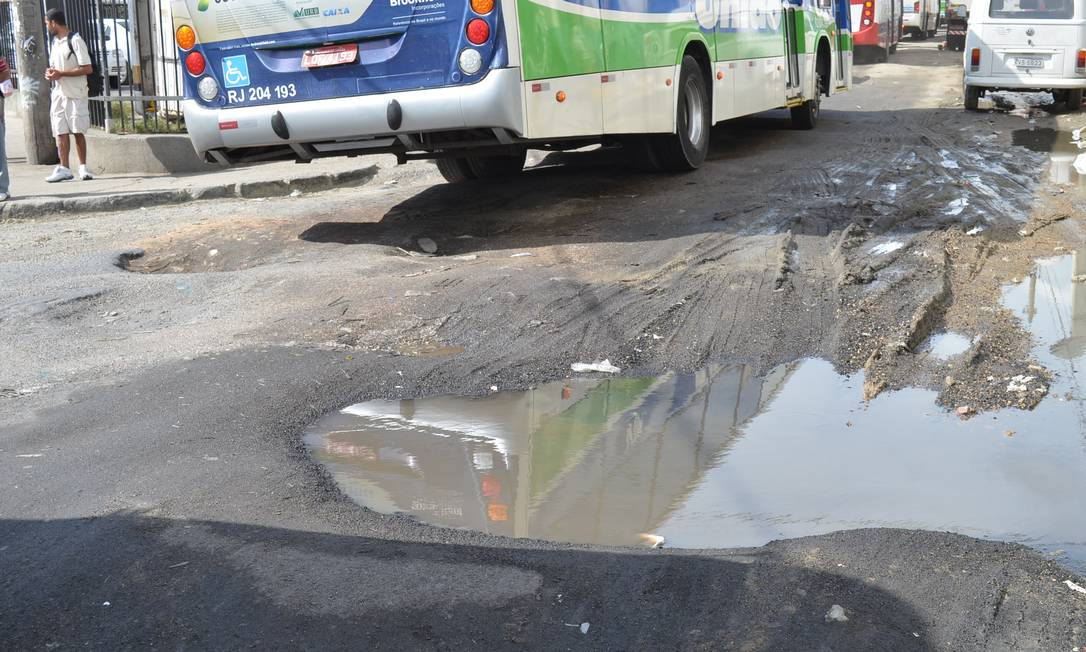 
Motoristas encaram lama e buracos para atravessar a Rua Senador Pompeu
Foto: Foto do leitor Jorge da Conceição Braga / Eu-Repórter
