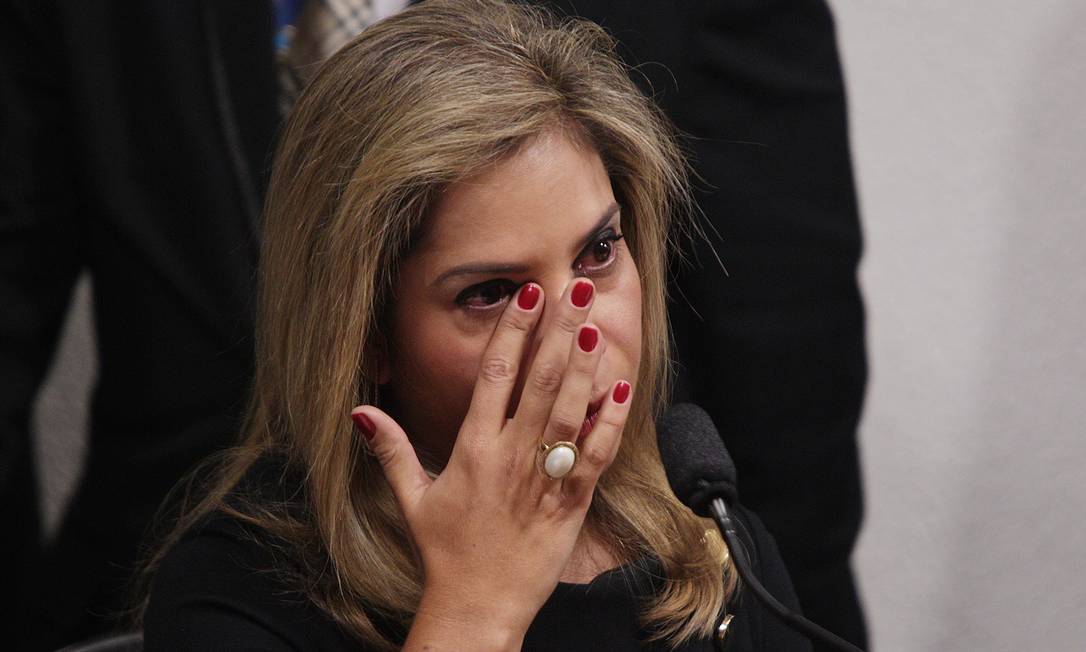 
Ex-mulher de Cachoeira chora durante depoimento à CPI
Foto: O Globo / André Coelho