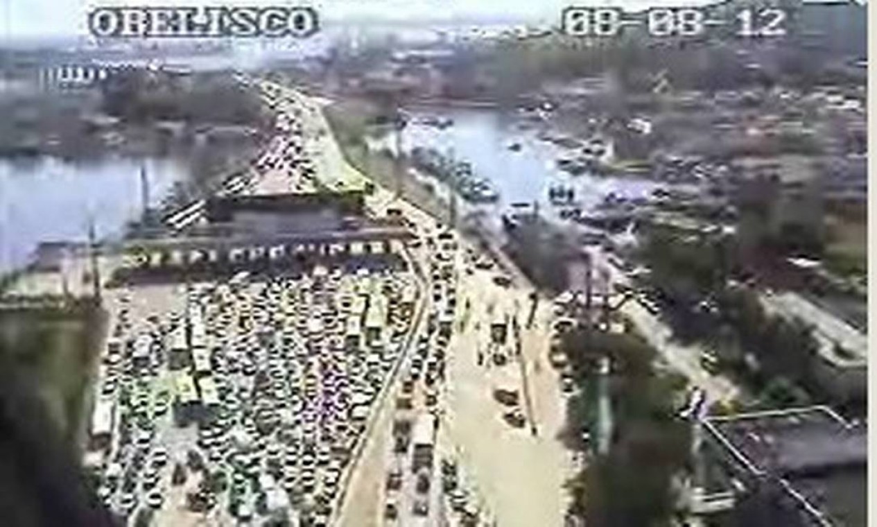 Câmeras mostram como o protesto provocou reflexos no trânsito; na foto, a Praça do Pedágio Foto: CET-Rio / Divulgação