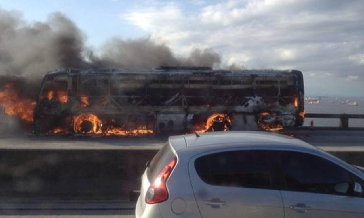 Para complicar a situação dos motoristas, um ônibus pegou fogo no sentido Rio; a pista sentido Rio chegou a ficar fechada por 30 minutos Foto: leitora @DjJanaBanana, em foto enviada pelo Twitter / Eu-repórter