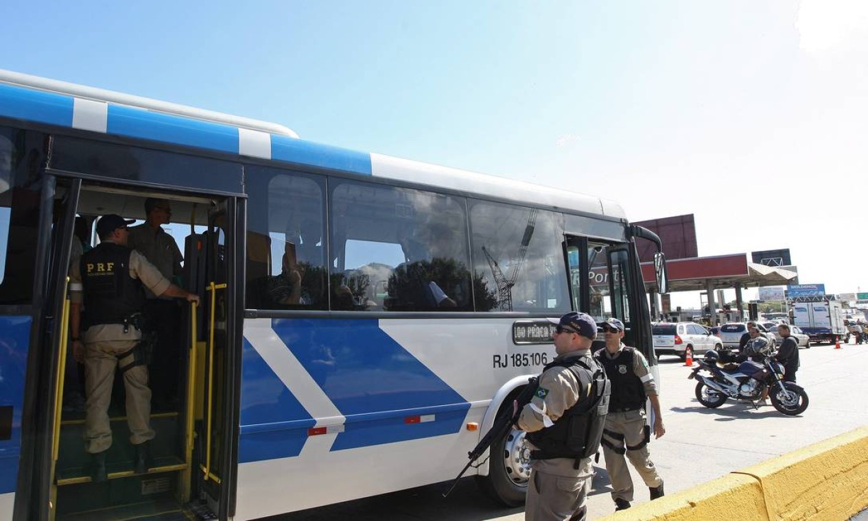 Agentes vistoriam ônibus em blitz durante a Operação Padrão Foto: Urbano Erbiste / Extra/Agência O Globo