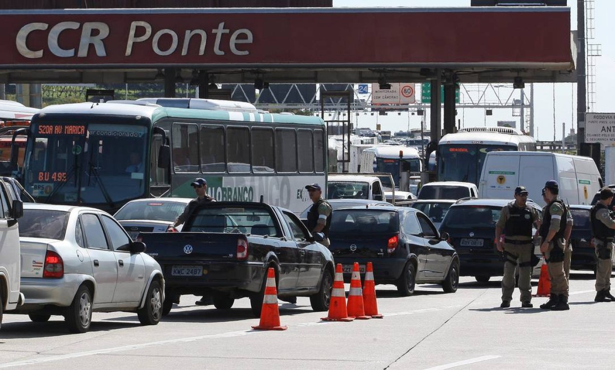 Agentes da PRF analisam o tráfego, lento, de veículos na Ponte Foto: Urbano Erbiste / Extra/O Globo