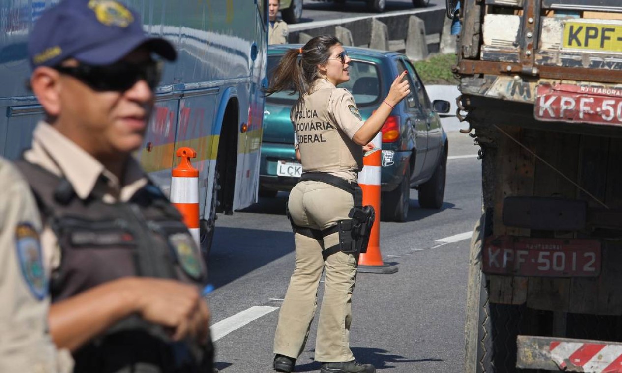Policial que aborda os motoristas na operação Foto: Urbano Erbiste / Extra/O Globo