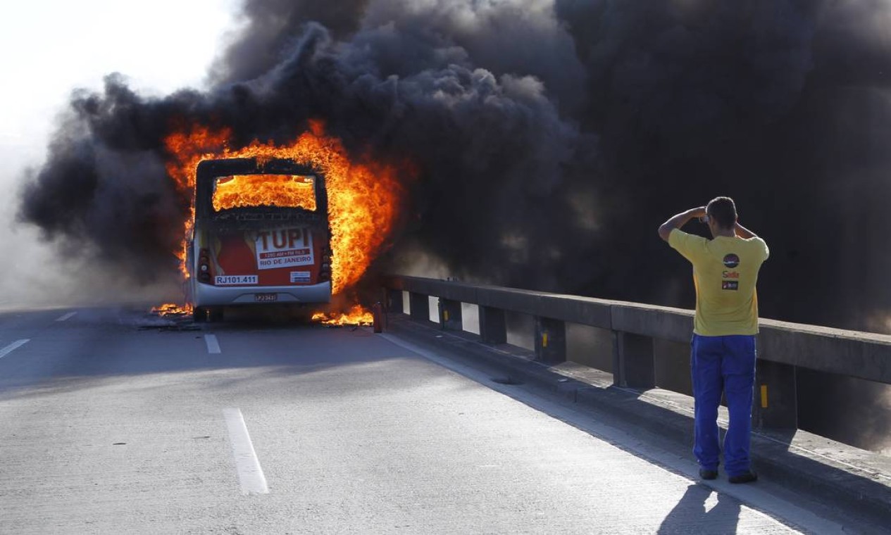 A fumaça vinda do ônibus pôde ser vista de longe Foto: Marcelo Piu / O Globo