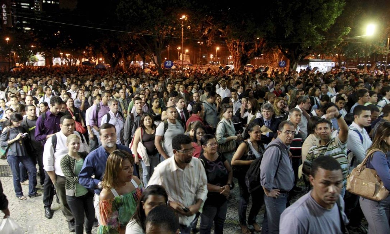 Na Praça XV, filas para embarcar para Niterói Foto: Marcelo Theobald / Extra/O Globo
