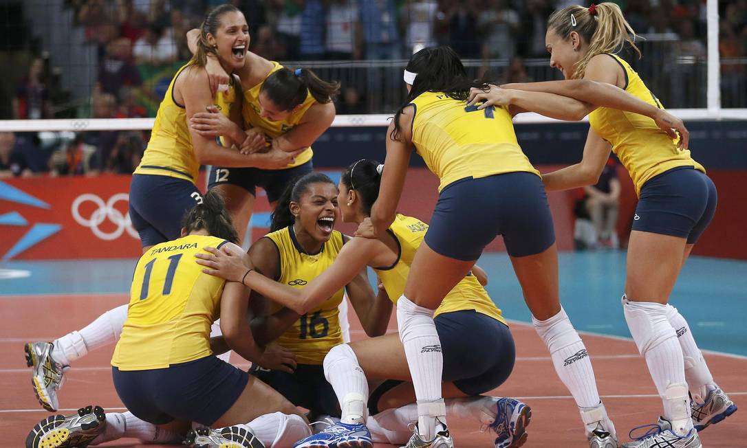 Jogadoras da seleção feminina de vôlei comemoram a vitória sobre os EUA na final olímpica Foto: Ivan Alvarado / Reuters