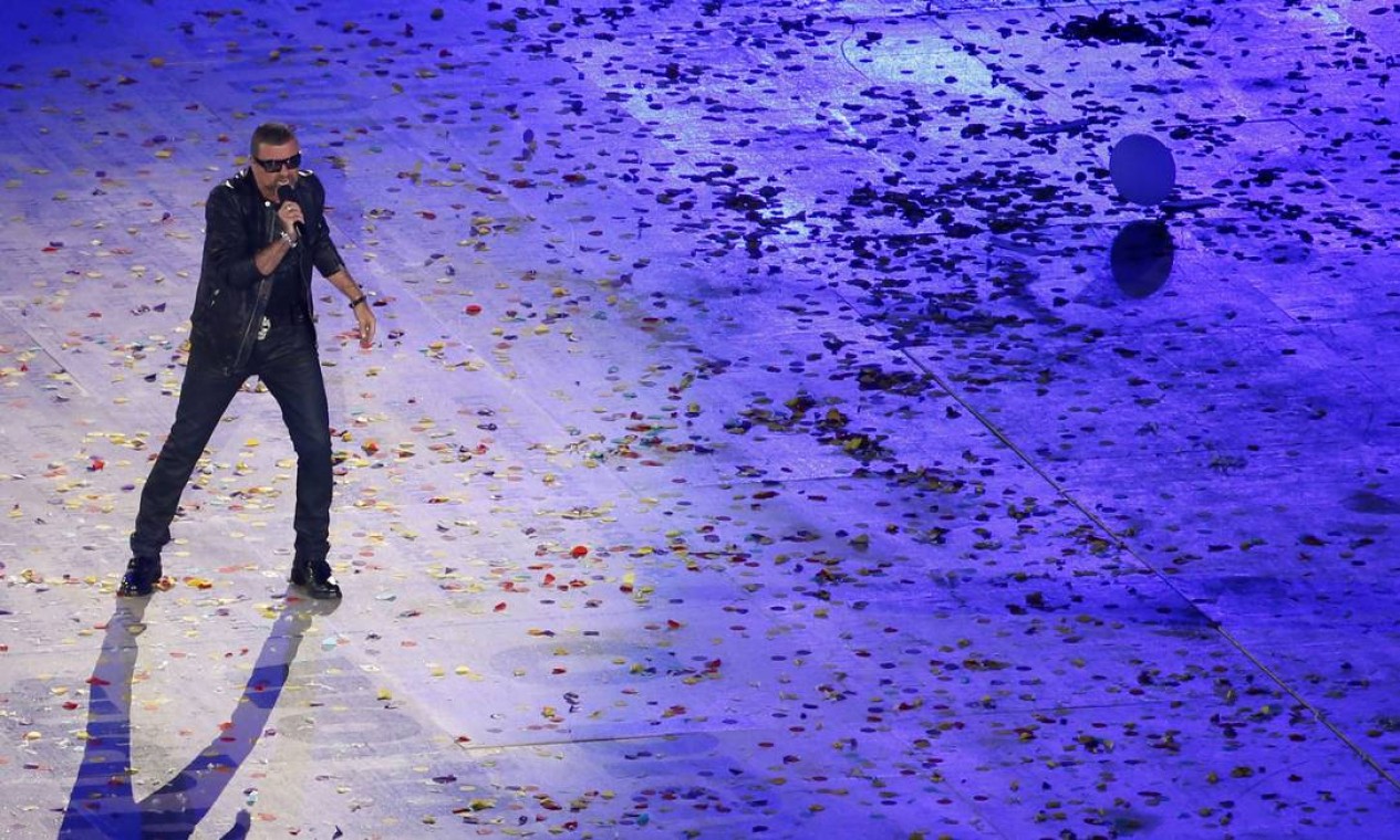 O cantor George Michael se apresenta durante a festa de encerramento das Olimpíadas Foto: REUTERS / Fabrizio Bensch