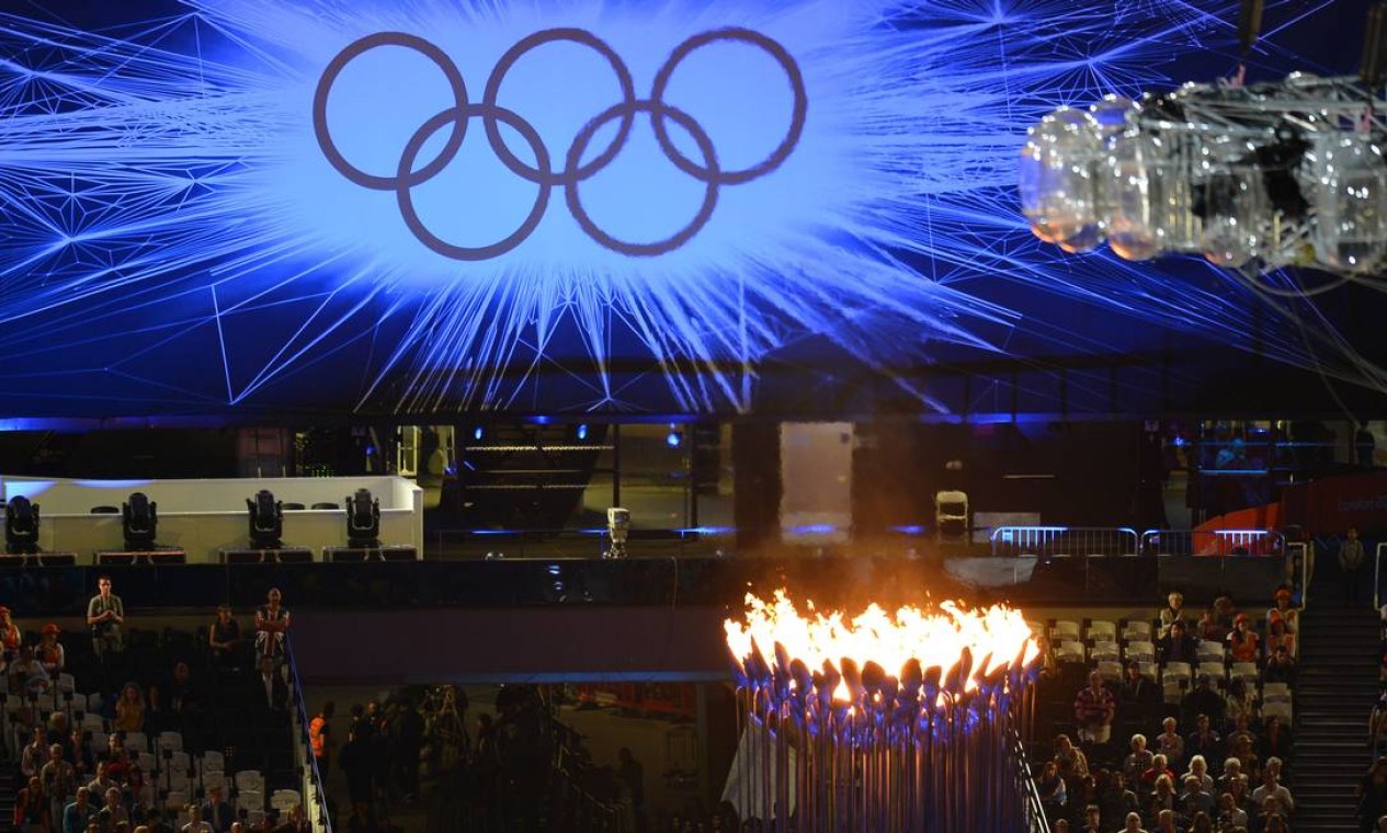 A chama olímpica ainda acesa dentro do estádio Foto: AFP PHOTO / SAEED KHAN
