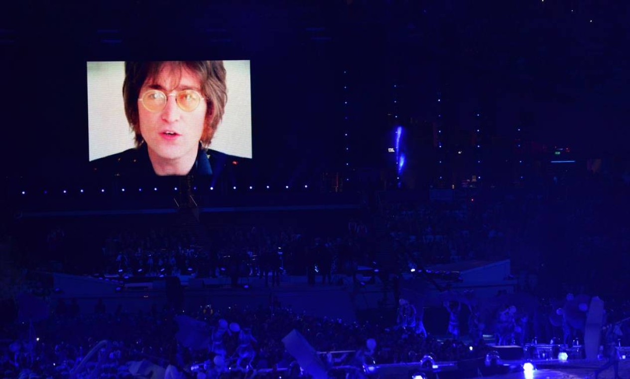 Um telão exibe a imagem do cantor John Lennon, enquanto canta sua composição, Imagine Foto: AFP PHOTO / GABRIEL BOUYS